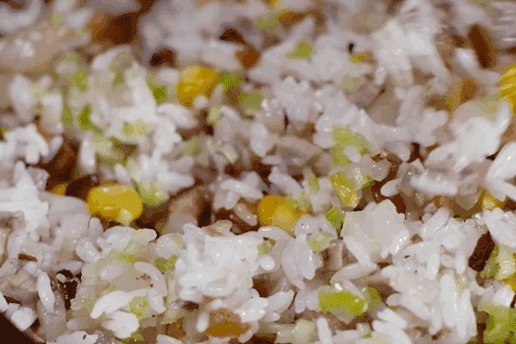 炣饭的灵魂，就是新鲜煸出的猪油；物质不丰年代，这就是低调奢华。