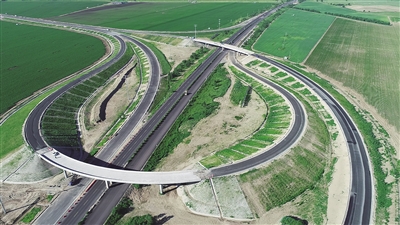 经乌高速与省际大通道互通立交.罗杰 摄