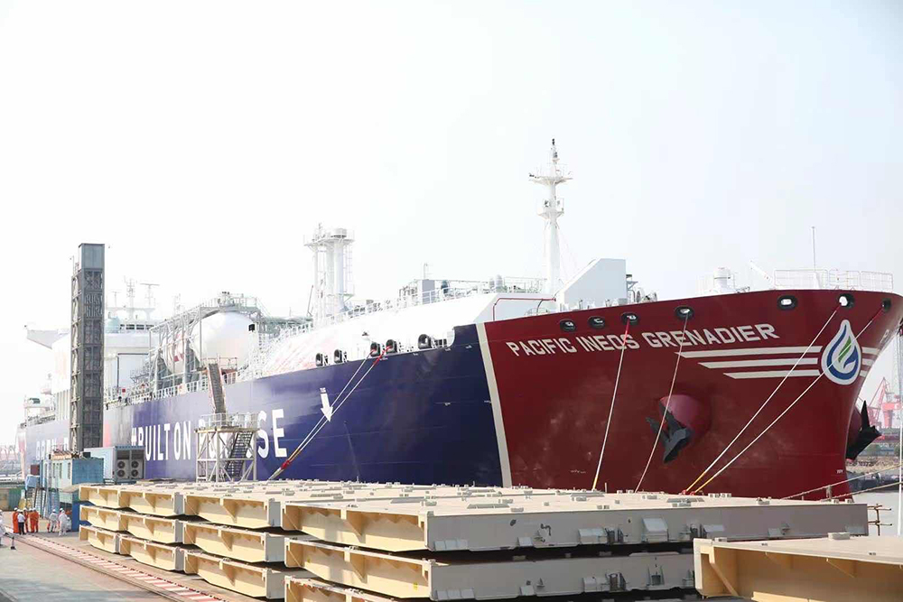 　　新造船“信达雅”号靠泊江南长兴码头。本文图片上海边检供图