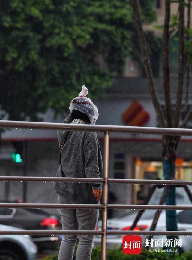 成都人下班路上你淋雨了吗