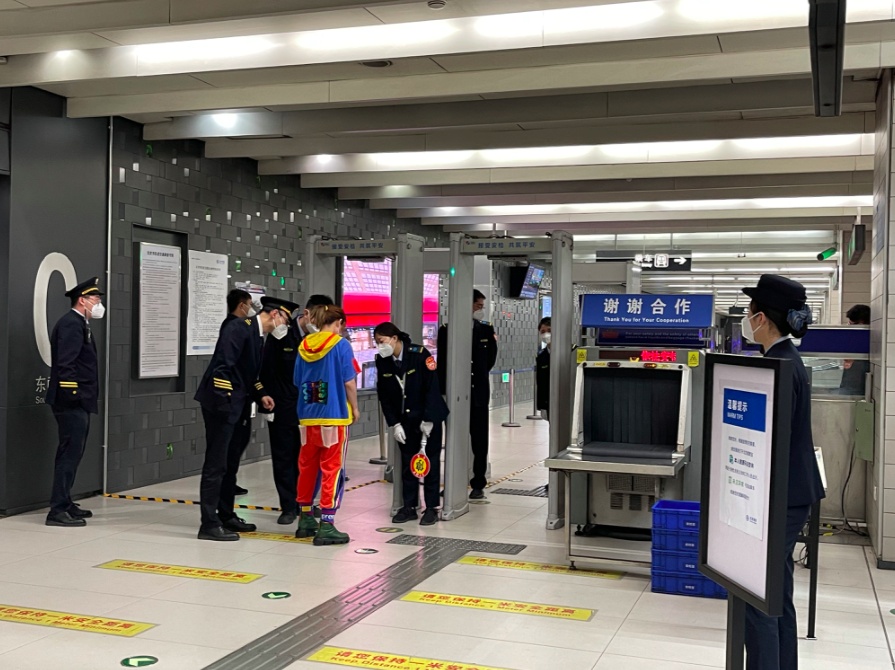北京地铁十里堡站半个小时两名弹窗乘客被拦下