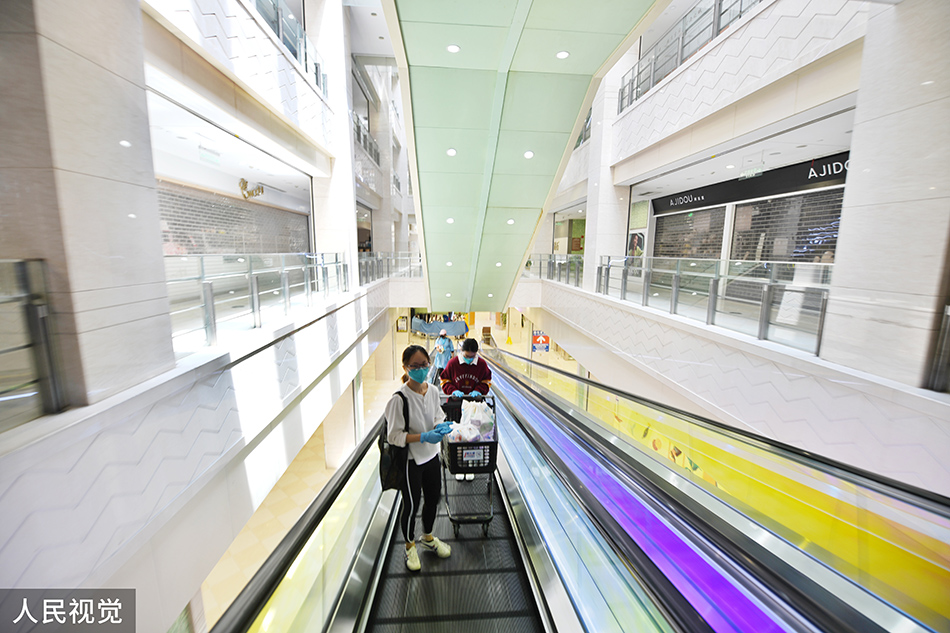 2022年5月16日,上海家乐福宜山店,市民满载而归.人民视觉 图