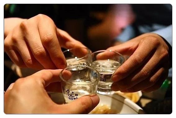 还有一点比较特别的是,韩国人喝酒时喜欢喝完一杯再续酒,杯中酒一饮而