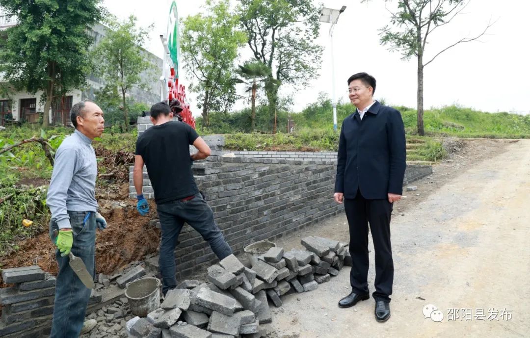 县委书记 袁胜良(右一)在塘渡口镇云山村,袁胜良一行先后来到蒋讳珍