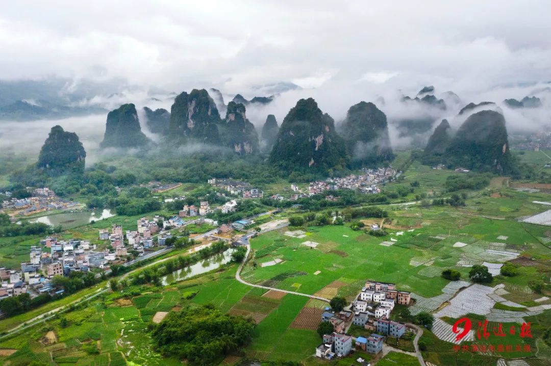 2022年5月11日,英德市黄花镇溪村峰林,雨后云雾缭绕.