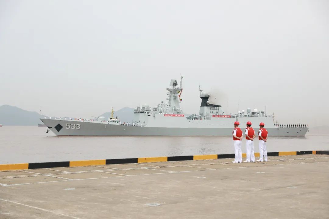 今天上午海军第41批护航编队起航奔赴亚丁湾