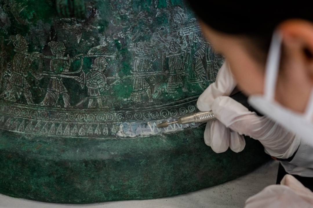 在云南省博物馆,青铜文物保护修复师潘娇对青铜器进行本体保护修复(5