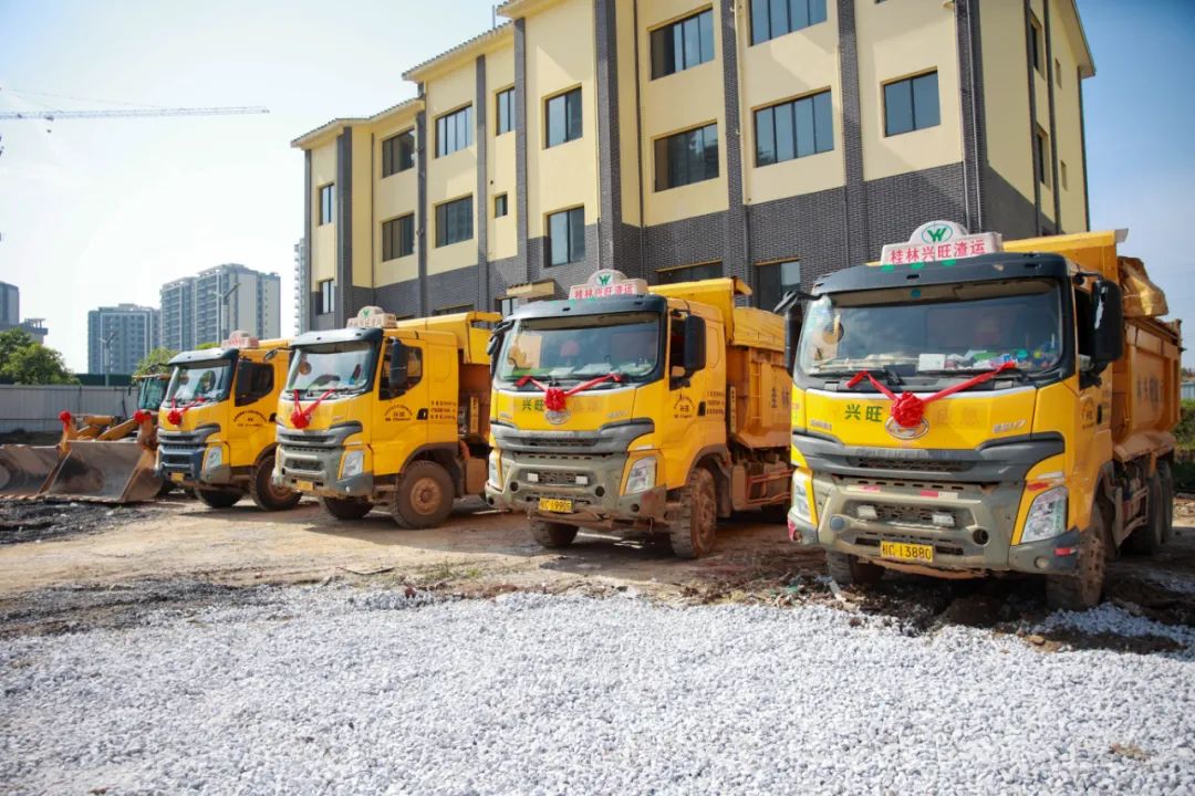 灵川县重大项目集中开竣工仪式现场,用于施工建设的渣土车车队整齐