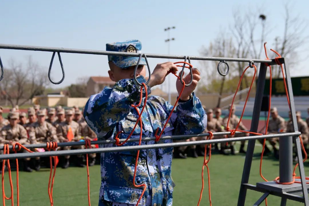 学兵为新兵展示绳结打法