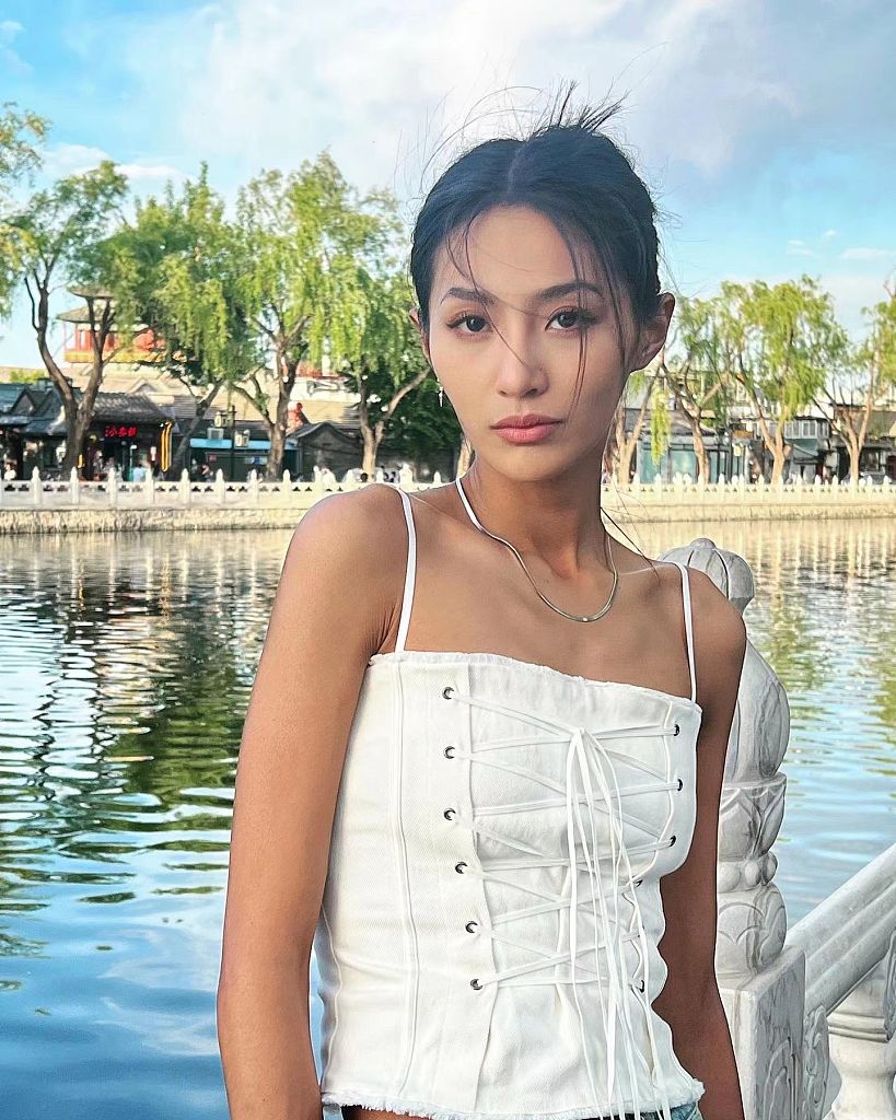 万籽麟穿白色吊带衬健康肤色直角肩超模脸超吸睛