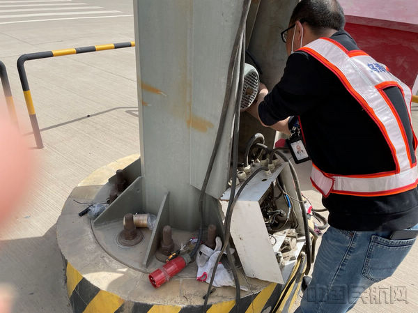 工作人员对高杆灯升降机构控制箱线路进行绝缘化处理