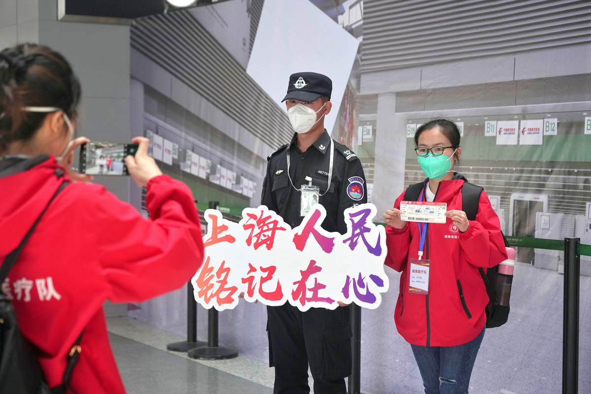 5月18日，湖南省援沪核酸检测队队员在上海虹桥机场航站楼拍照留念。中国日报记者 高尔强 摄