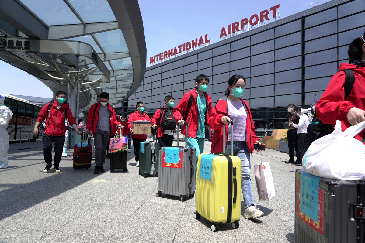 5月18日，湖南省援沪核酸检测队队员准备进入上海虹桥机场航站楼。中国日报记者 高尔强 摄
