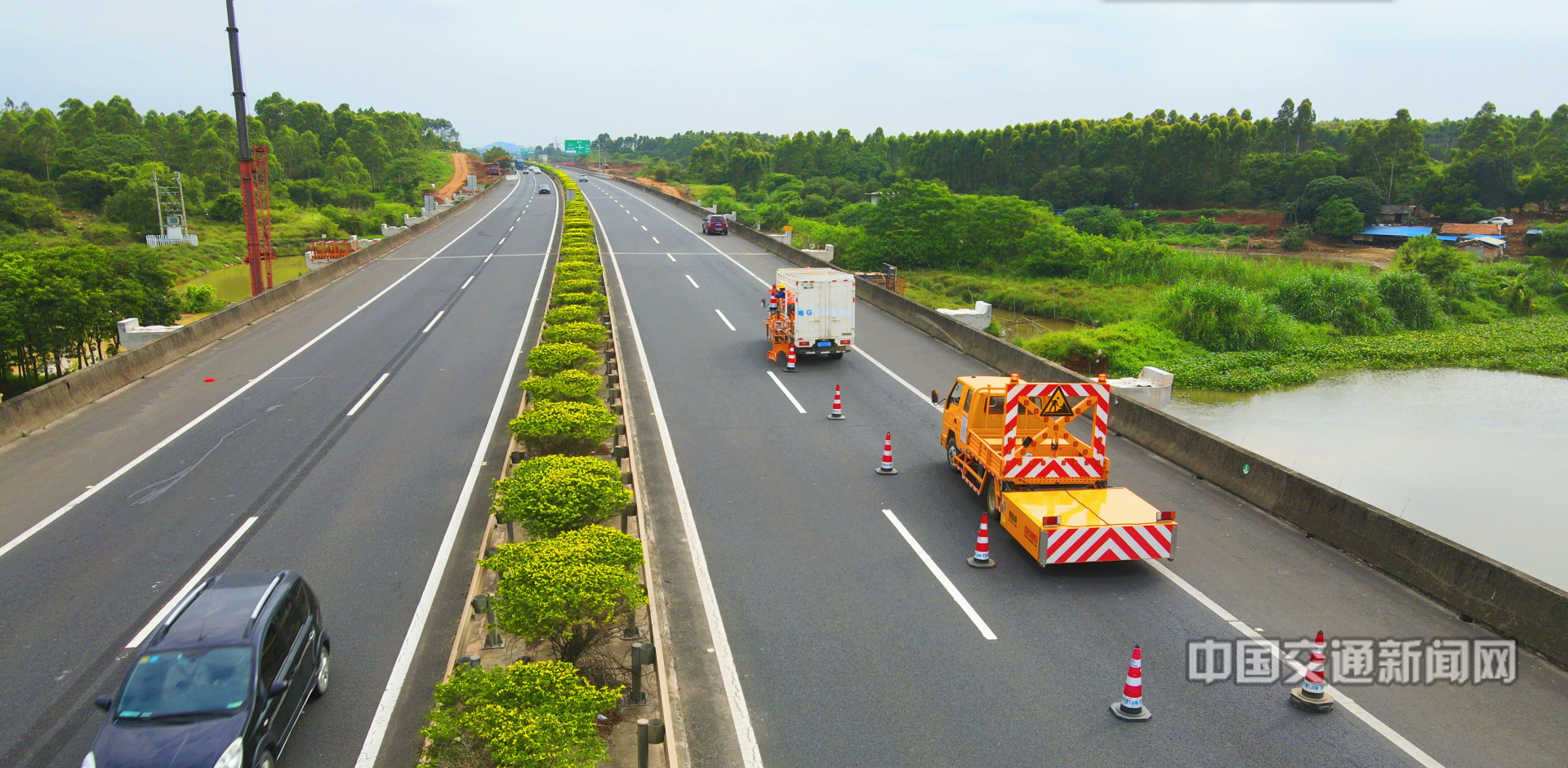 67路锥自动收放车现身茂湛高速