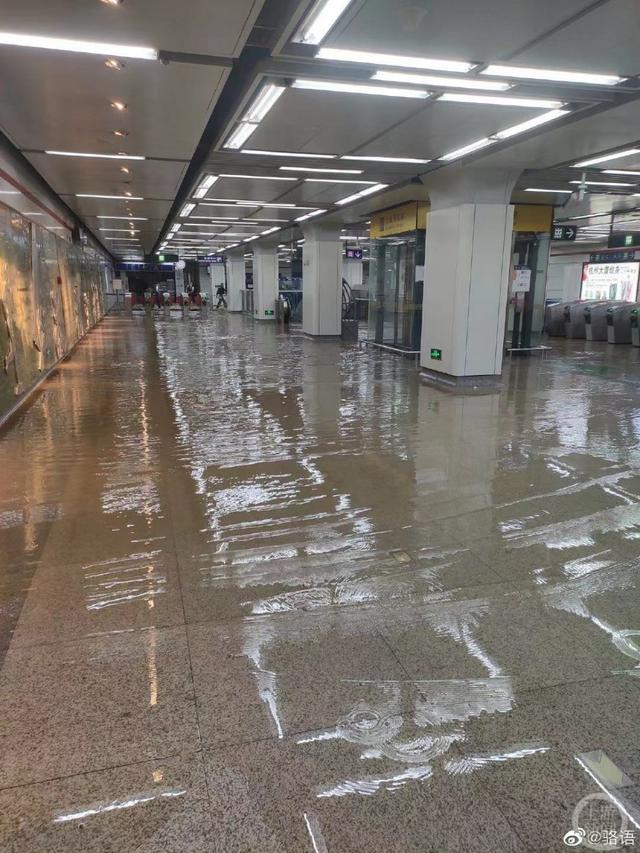 ▲5月18日，浙江杭州，因湖水外溢，地铁站涌入大量积水。图片来源/受访者供图