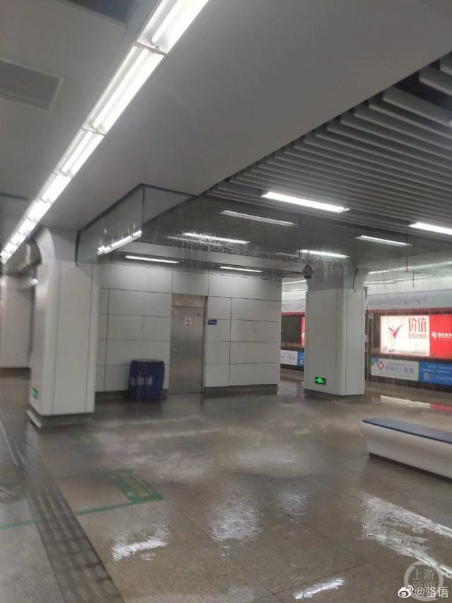 ▲5月18日，浙江杭州，金沙湖地铁站出现多个漏水点。图片来源/受访者供图