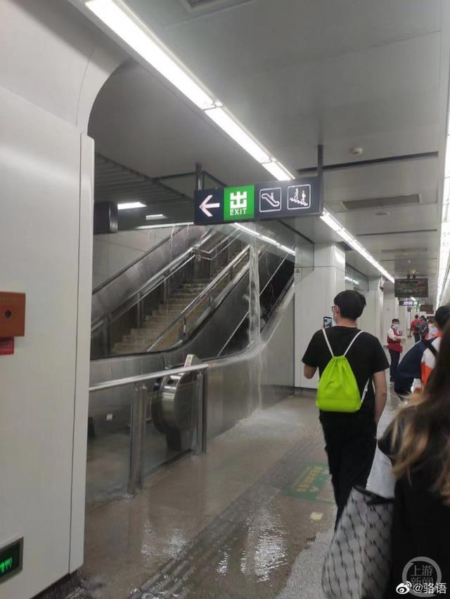 ▲5月18日，浙江杭州，因地铁站积水，乘客被紧急疏散。图片来源/受访者供图