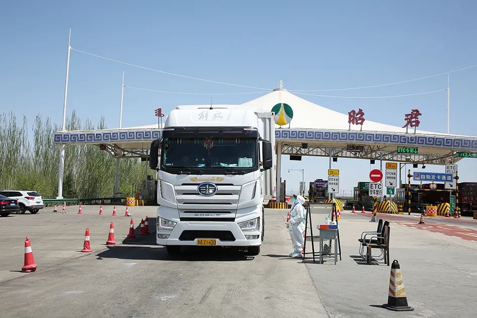 呼和浩特昭君收费站工作人员引导货车司机快速扫码、顺畅通行。张若愚 摄