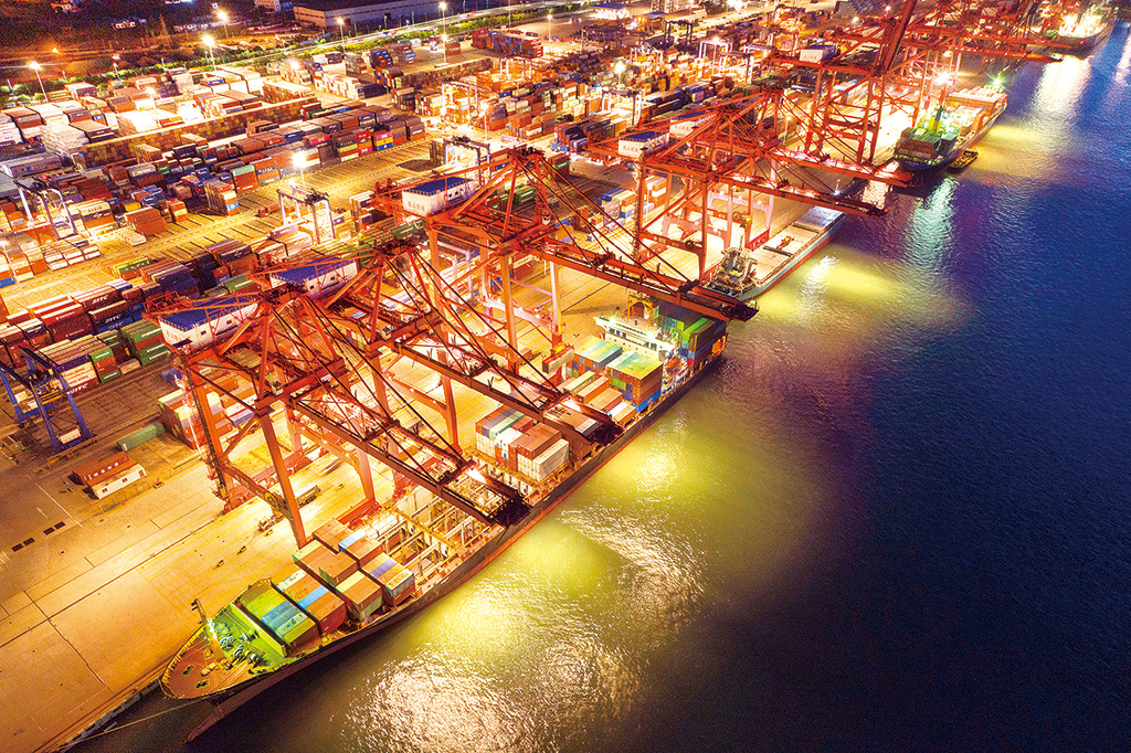 夜色中的连云港港口集装箱码头灯火通明