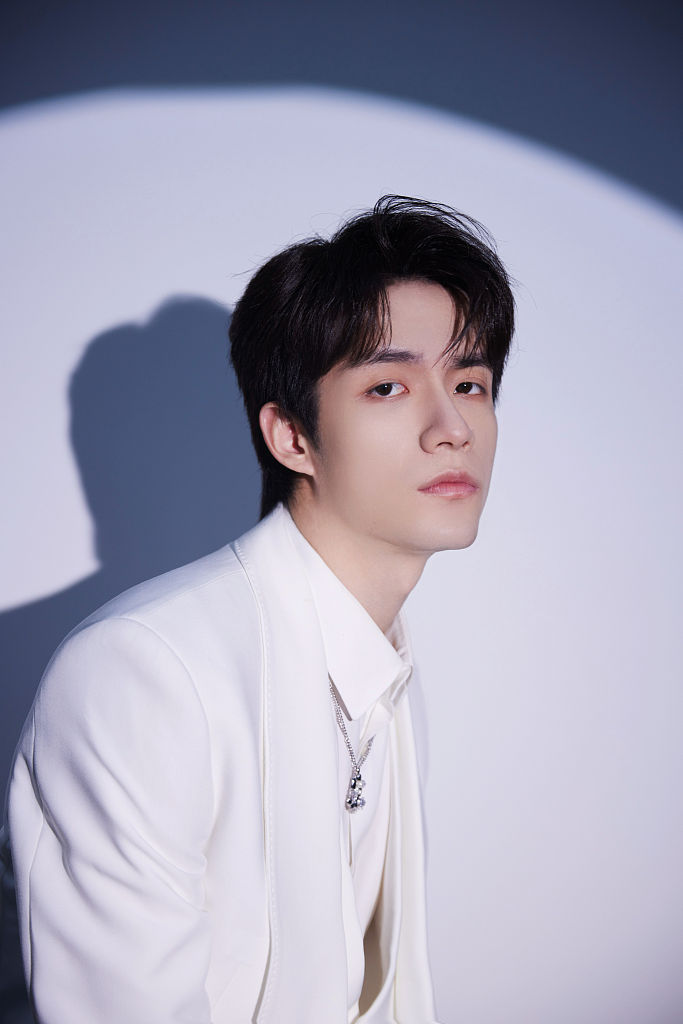 1/ 62022年5月18日,歌手张颜齐发布一组写真,工作日的清爽白西装示范