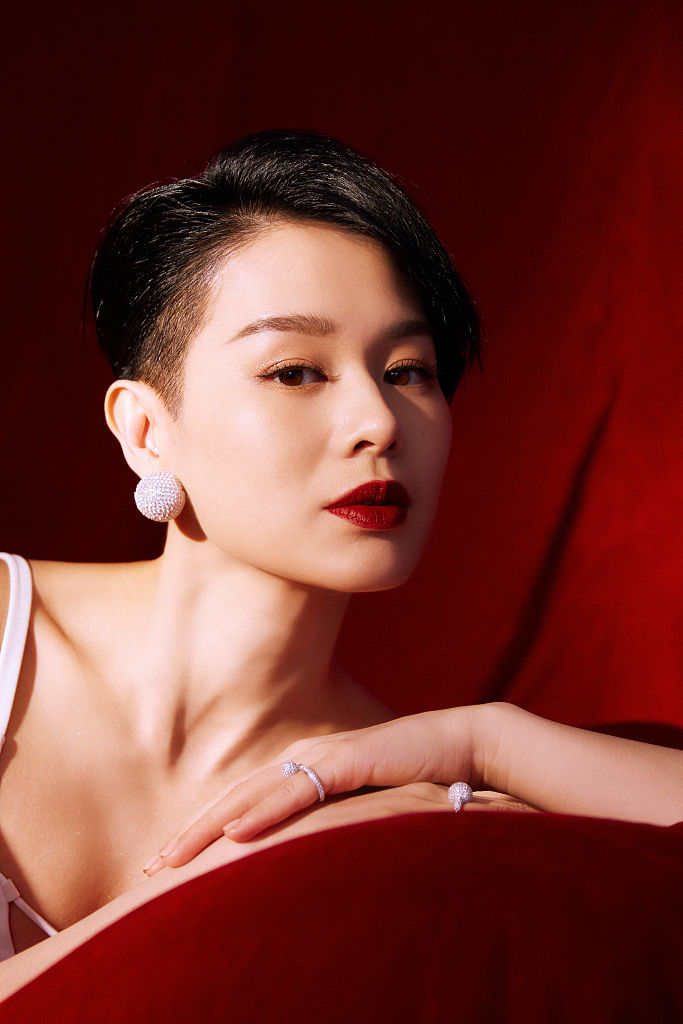 胡杏儿《乘风破浪》造型写真曝光 短发形象霸气十足__财经头条