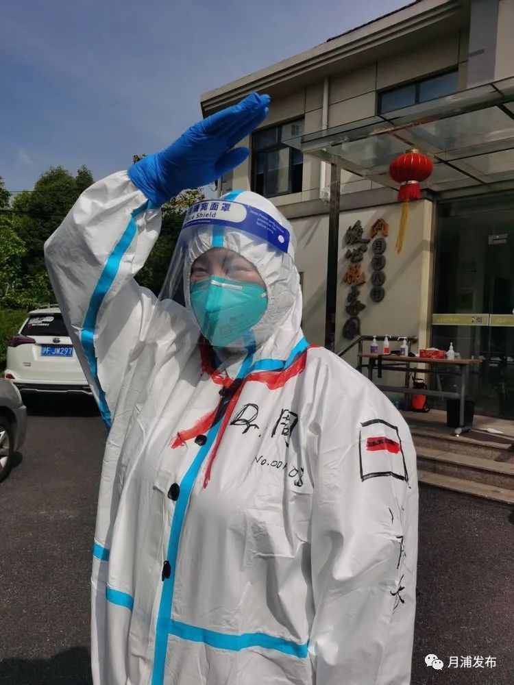 这些大白志愿者们手绘战袍为抗疫增添氛围感