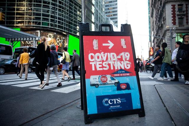 5月12日，人们从美国纽约的新冠检测广告牌旁走过。新华社发（郭克摄）