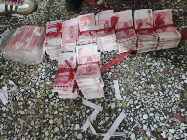 4月28日深夜,西安雁塔警方在临潼区一村落小路上挖出近百万现金.