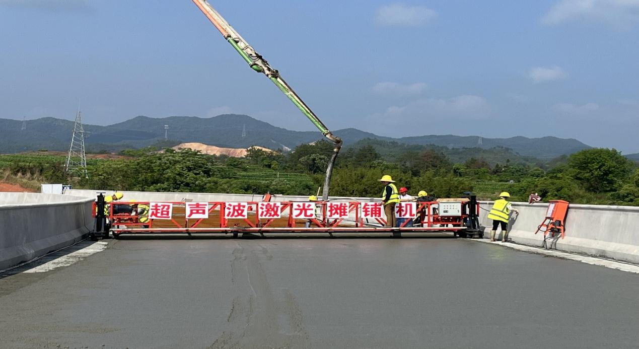 激光摊铺机"在正平互通主线1号桥首次亮相,为桥面铺装提供效率与质量