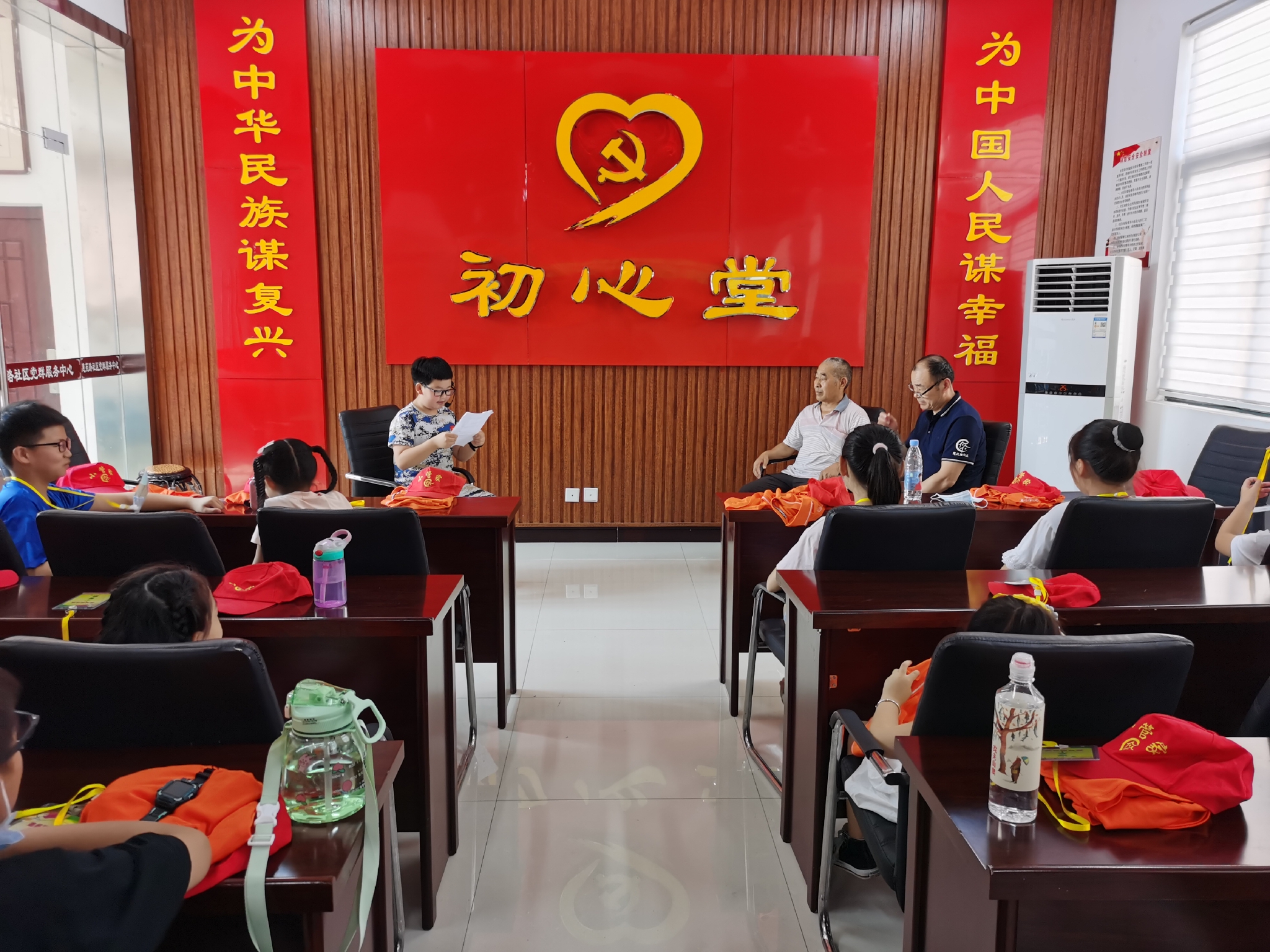 居民在"初心堂"内畅谈"初心和使命"