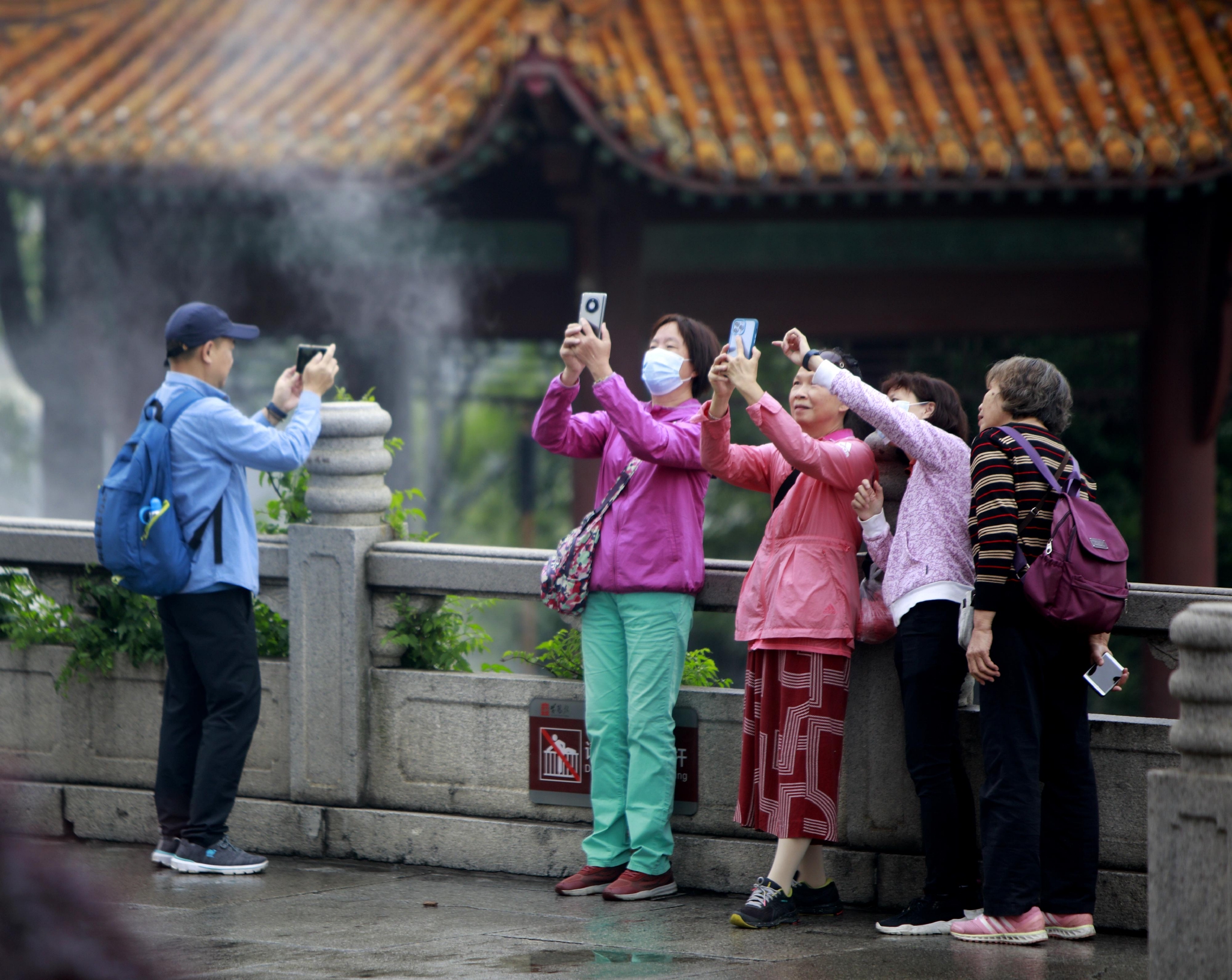2022年5月19日，在武汉黄鹤楼景区拍照的市民游客。  图/IC photo