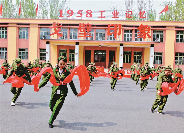 图② 4月27日，游客在八师石河子市石河子戈壁印象文化和旅游园里穿上绿军装扭秧歌。 石河子戈壁印象文化和旅游园 提供