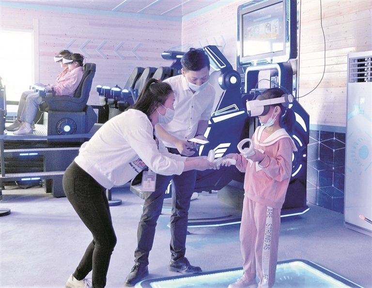 4月30日，游客在一师阿拉尔市印象蓝泊湾生态观光园里的VR体验馆玩VR游戏。 胡彩艳 摄