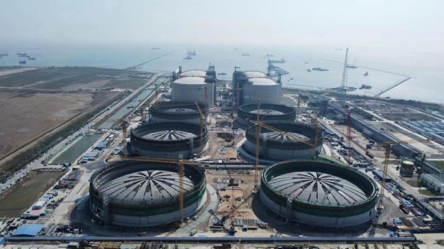 全球最大LNG储罐拱顶模块吊装成功