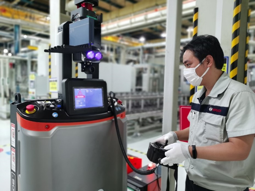 闭环管理期间上海华域工厂员工操作AGV；图片来源：博世