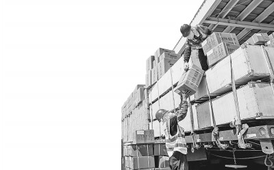     安徽合肥蜀山区一家物流企业工人正在搬运货物。葛庆钊摄/光明图片