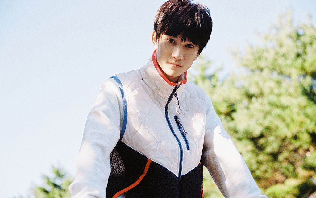 敖子逸校园风写真曝光 运动造型阳光清爽