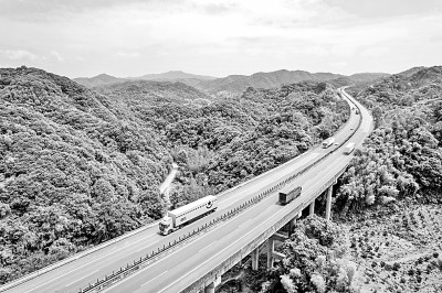     现代立体交通网络为高速物流提供了有力支撑。图为一辆辆汽车奔跑在济广高速。刘青摄/光明图片