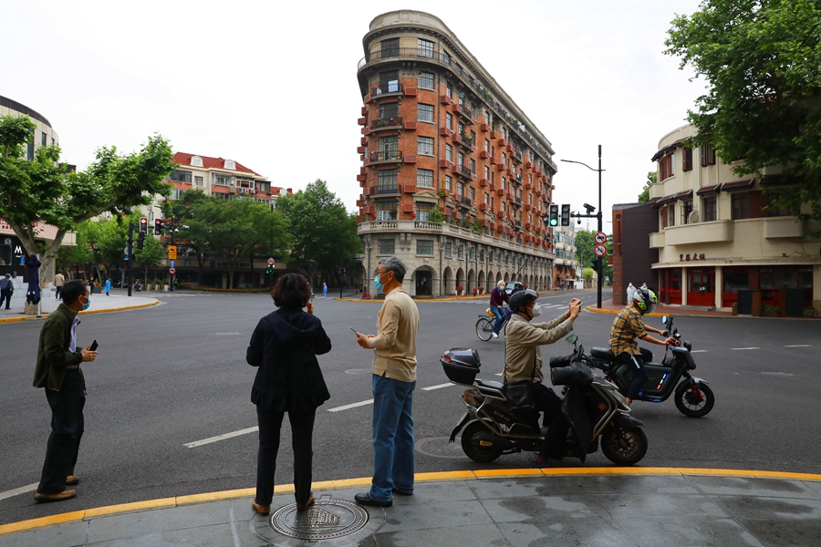 5月19日，防范区居民在上海武康大楼前参观。 中国日报记者 朱兴鑫 摄