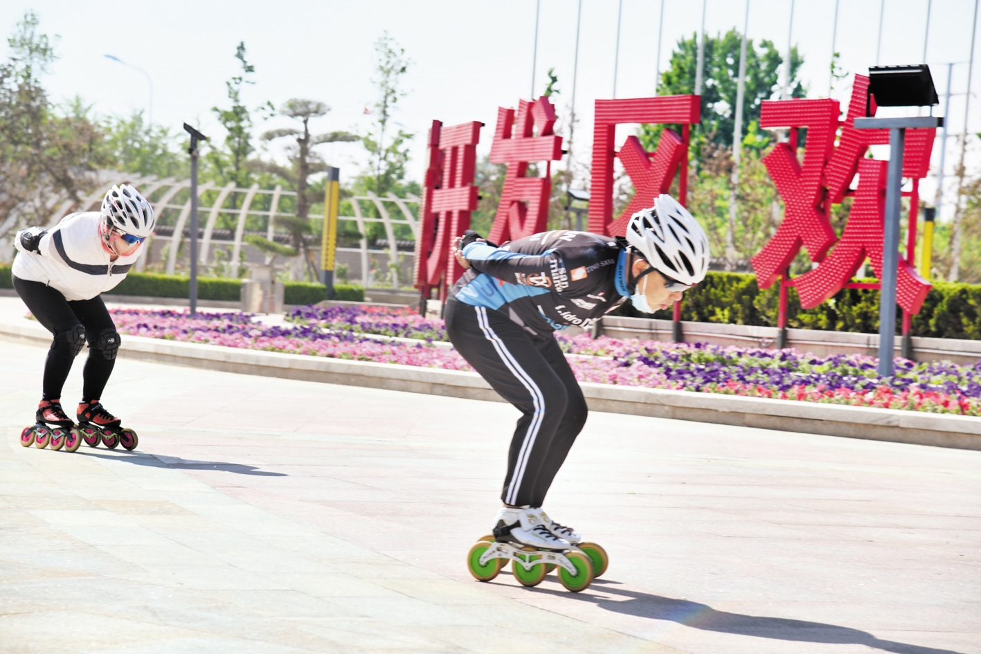 小朋友在迎宾广场玩轮滑. 本组图片由河北日报通讯员侯子清摄