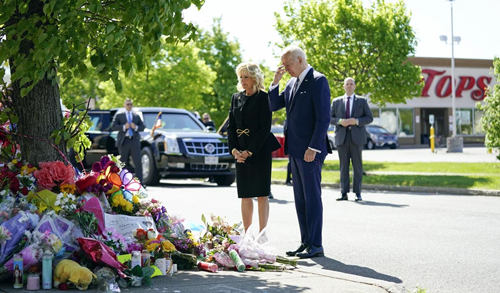 当地时间5月17日，美国总统拜登与夫人吉尔·拜登在布法罗市枪击案发生地附近悼念遇难者。（图片来源：美联社）