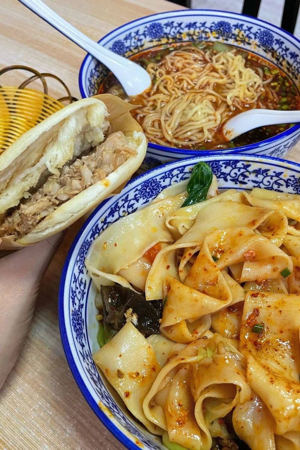 油脂浸润着宽宽的面条,每一口都满足.摄影/加七