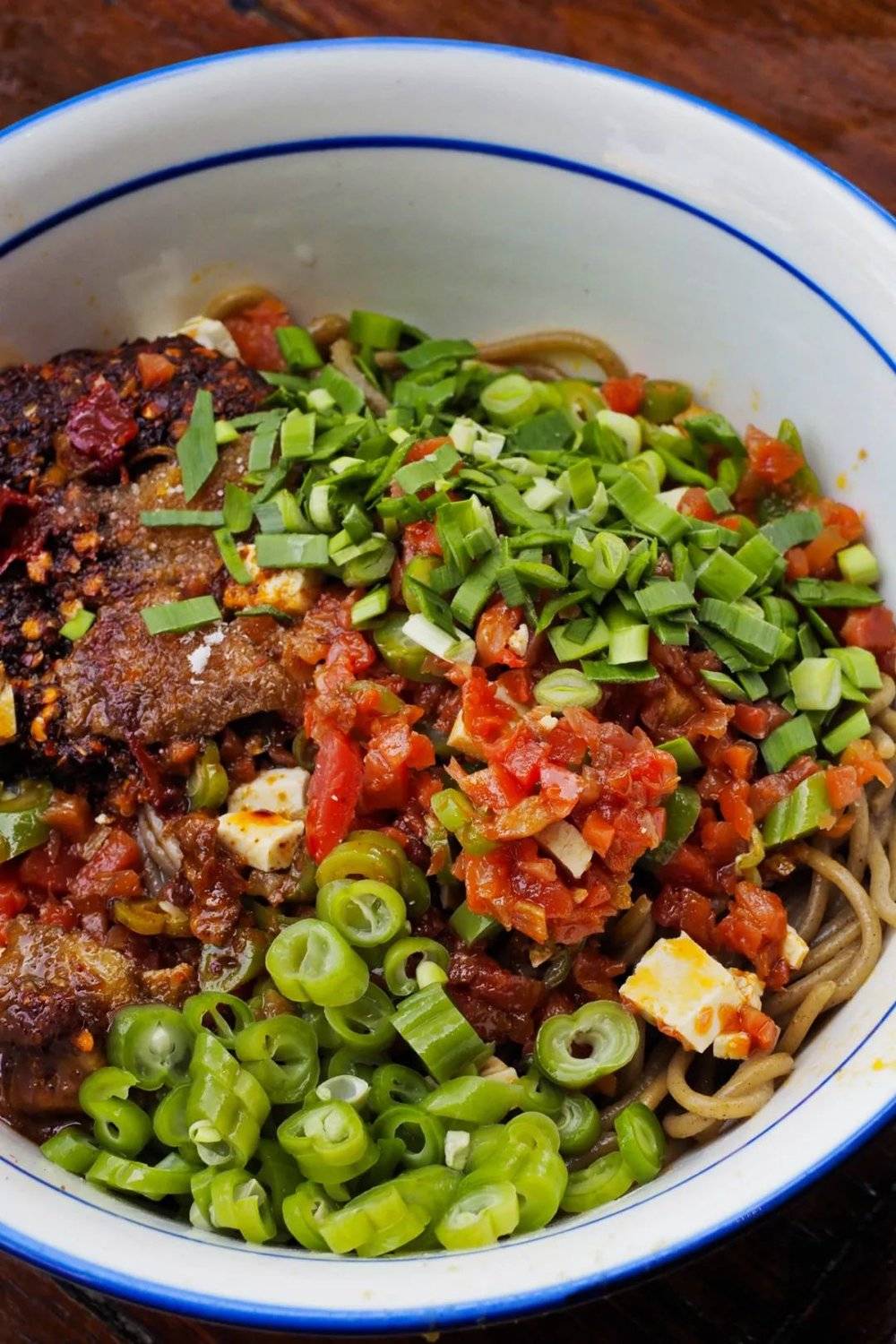 干拌饸饹,配料十分丰富.摄影/陈仓识火