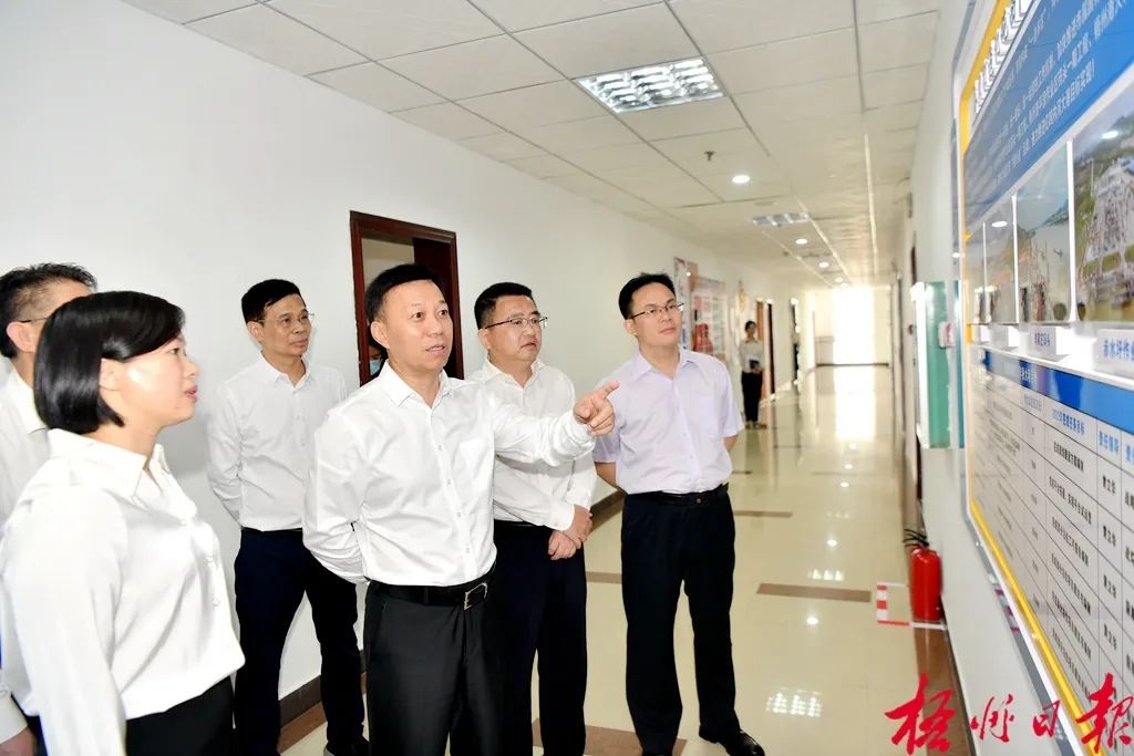 5月19日,市委书记蒋连生到梧州港建设指挥部进行实地调研.