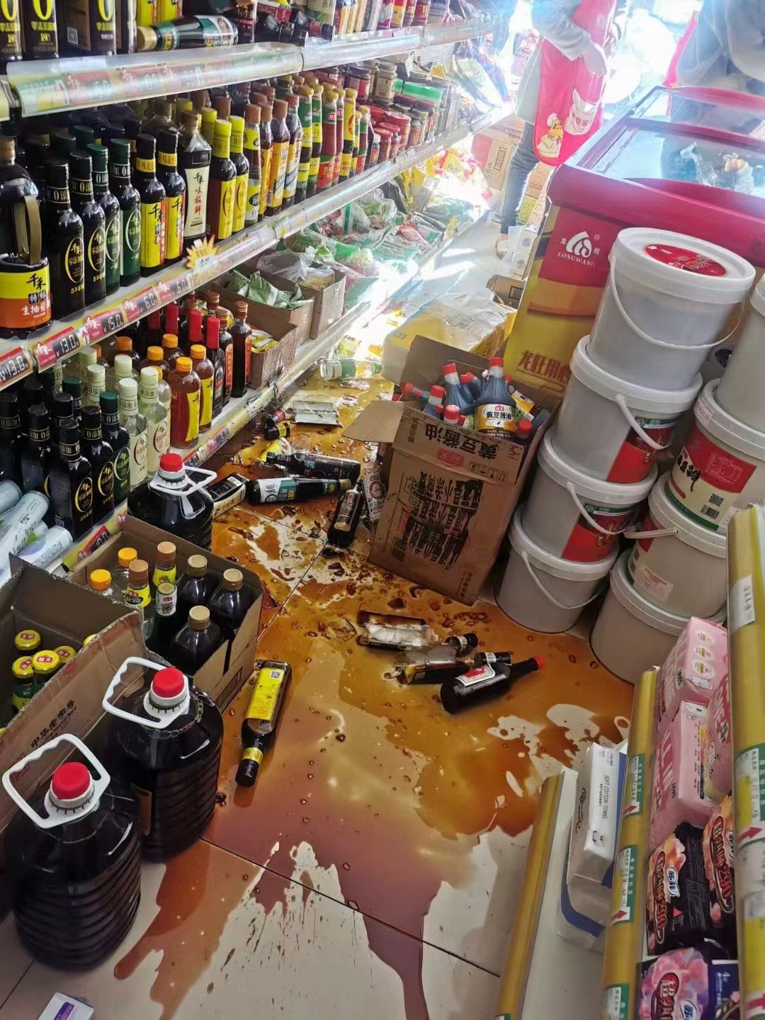 晃动得厉害像坐船四川汉源48级地震超市货架商品被震落