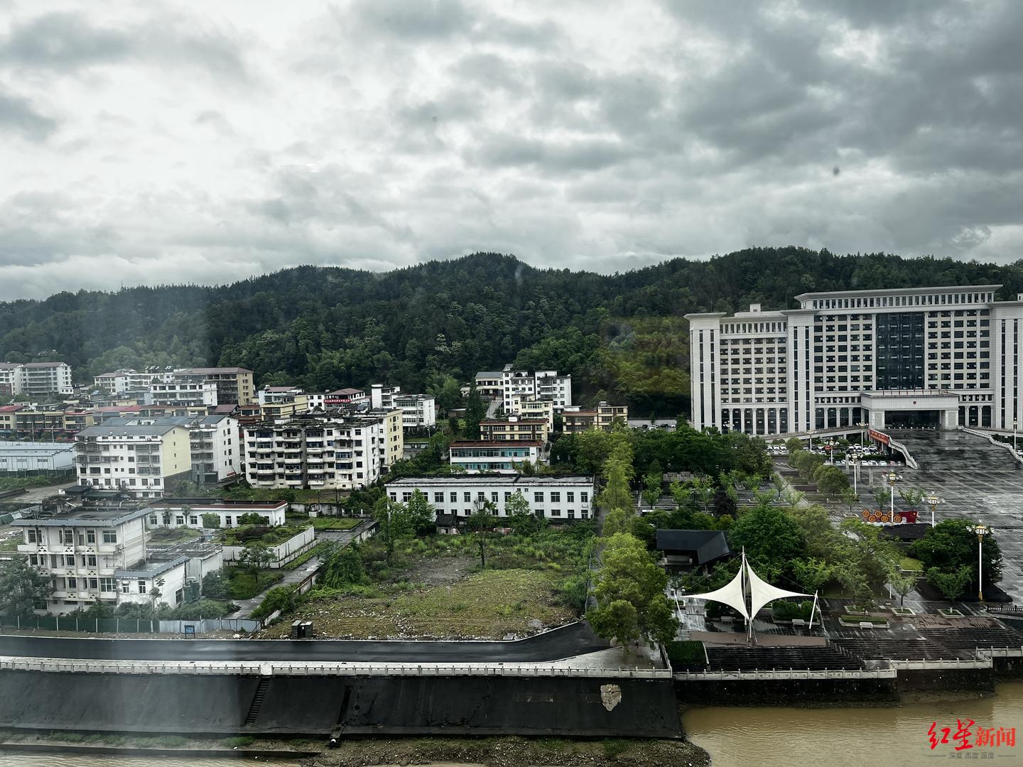 铜鼓县城,完全的山区
