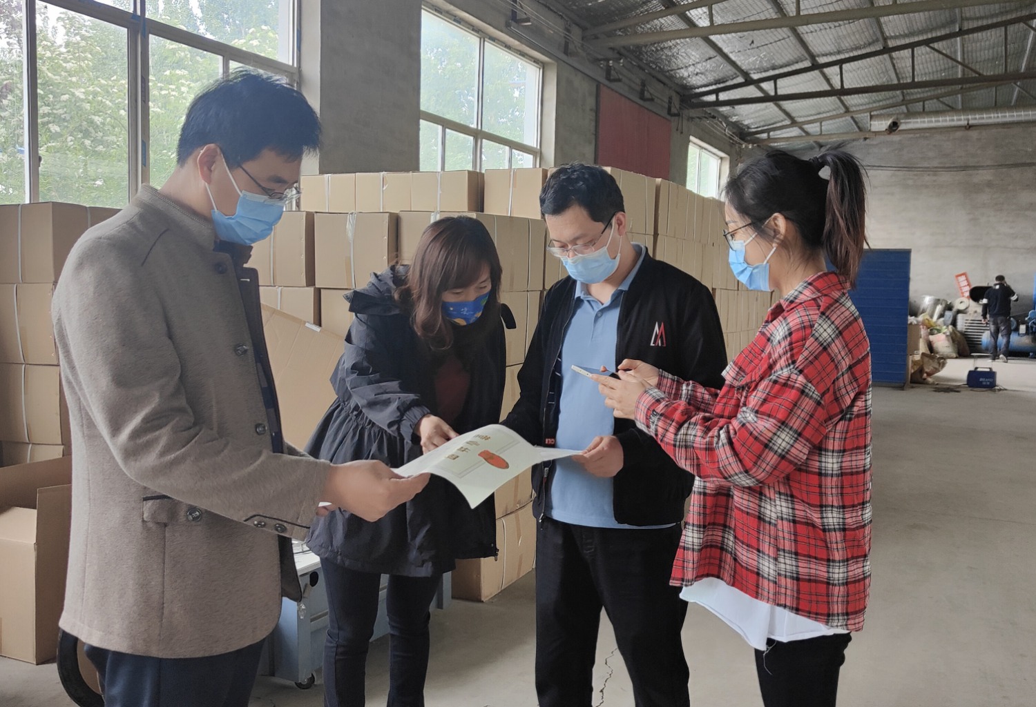 图为河北省永清县财政局、人社局和邮储银行永清支行三方工作人员到永清县恒兴陶瓷机械配件厂走访核查创业担保贷款使用情况