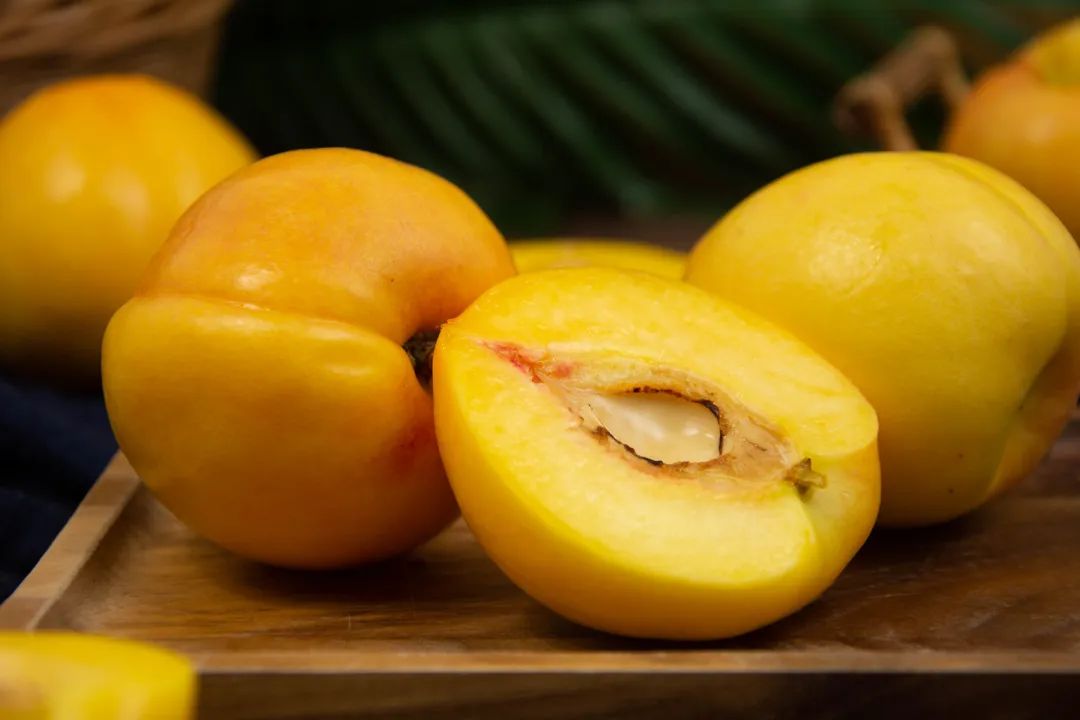 桃不掉了个大饱满的黄金油桃人见人爱