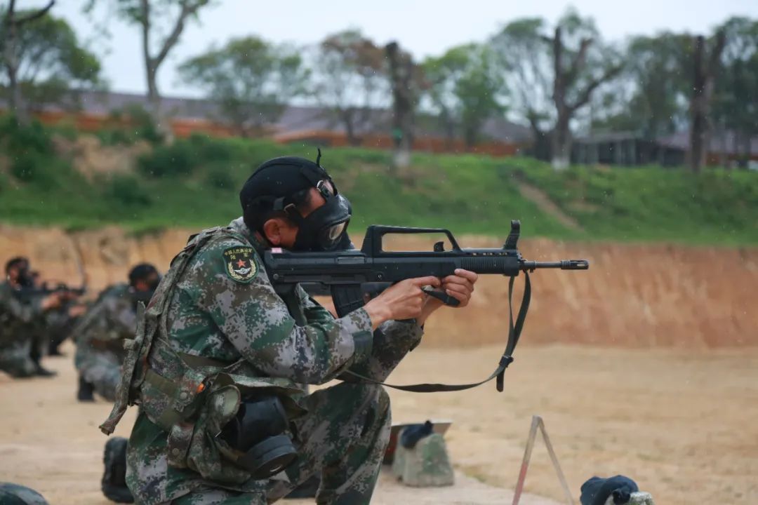 跪姿防护射击