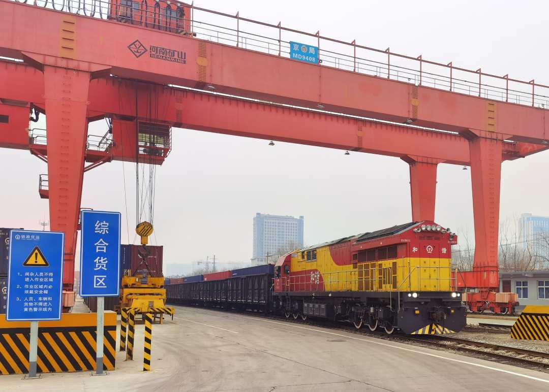 "邯郸国际陆港号"中欧班列从邯郸货运站驶出.郭广跃摄